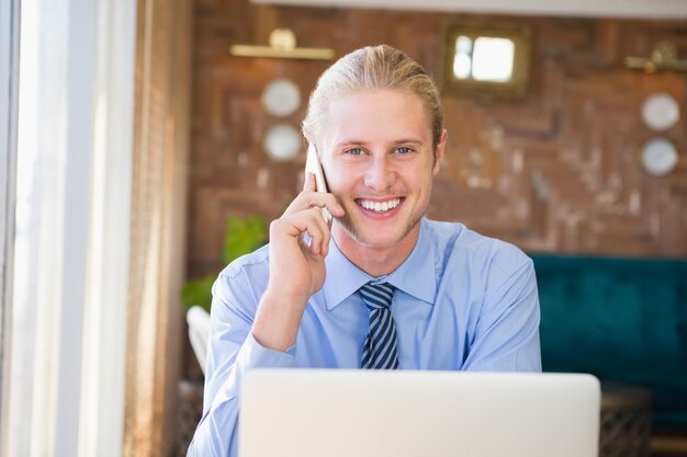 Heureux Homme Parlant Sur Téléphone Mobile