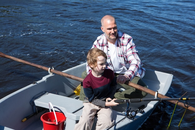 Heureux homme pêche avec son fils