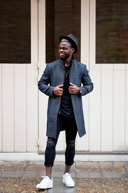 Heureux homme posant avec chapeau