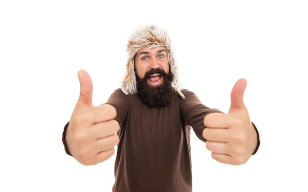 Heureux homme avec le pouce vers le haut mise au point sélective homme mûr avec barbe en chapeau à oreillettes