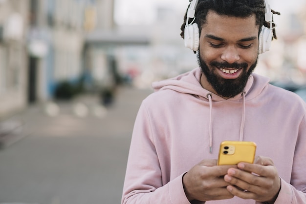 Heureux homme regardant téléphone