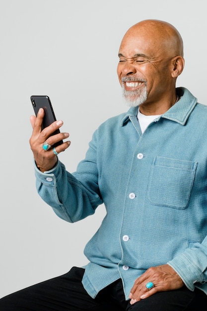 Heureux homme à la retraite à l'aide d'un smartphone