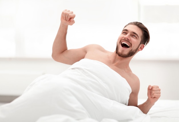 Heureux homme se réveiller le matin