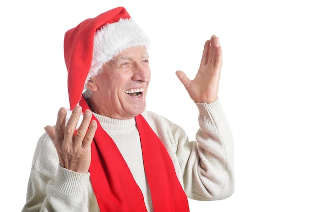 Heureux homme senior en bonnet de noel isolé sur fond blanc