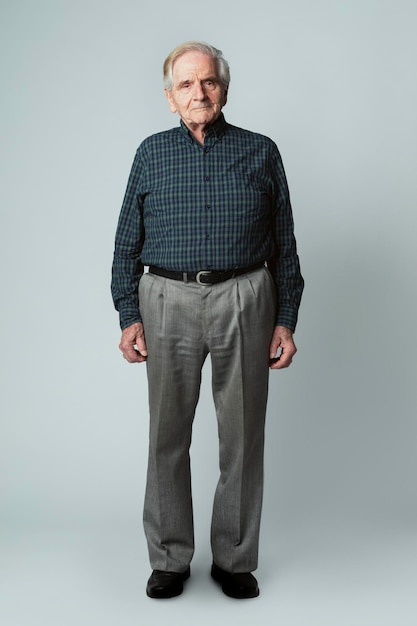 Heureux homme senior dans une chemise scott tartan
