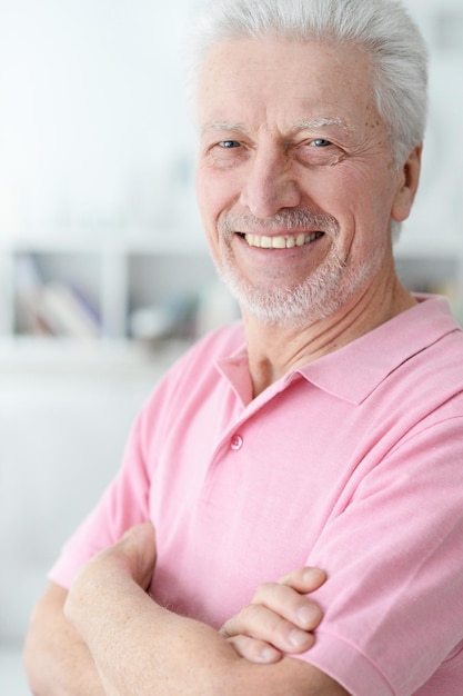 Heureux homme senior à la maison