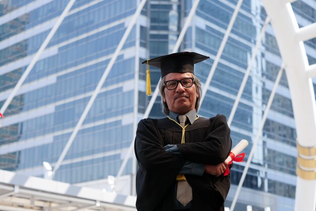 Heureux homme senior en son jour de remise des diplômes.