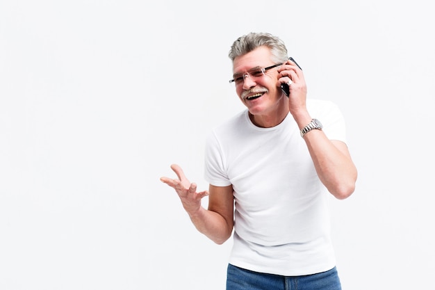 Heureux homme souriant parlant sur son téléphone