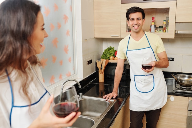 Heureux homme en tablier, boire du vin