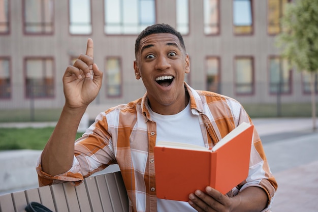 Heureux homme tenant la main en l'air ayant une idée créative Heureux étudiant universitaire étudiant