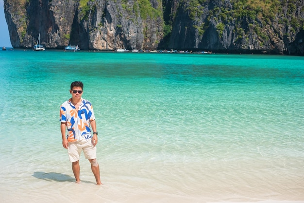 Heureux homme touristique à la plage de Maya Bay sur l'île de Phi Phi Krabi Thaïlande destination historique Asie du Sud-Est Voyage vacances et concept de vacances