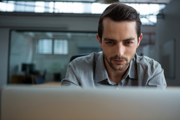 Heureux homme travaillant sur ordinateur portable