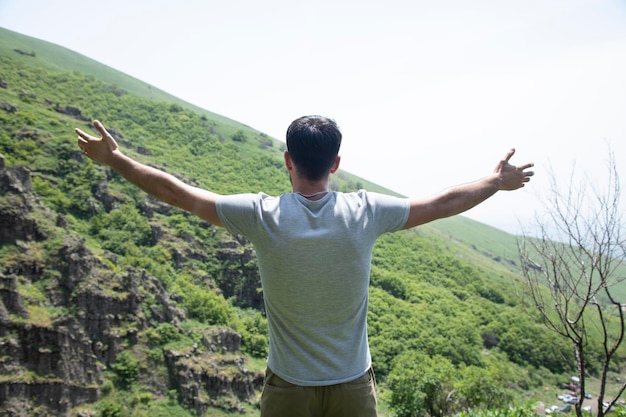 Heureux Homme Voyageur En Montagne