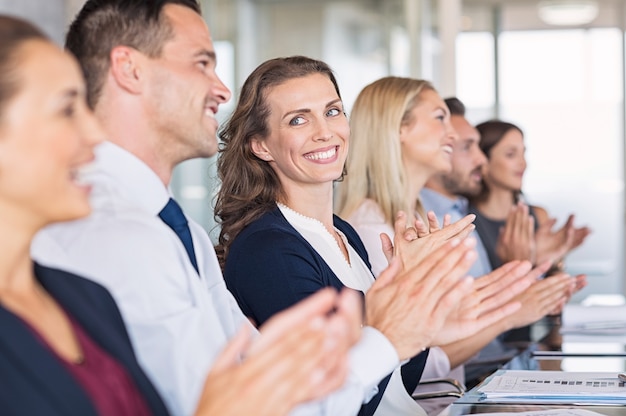 Heureux hommes d'affaires applaudissant à la conférence