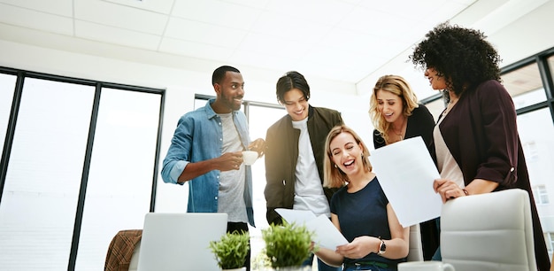 Photo heureux hommes d'affaires créatifs et joyeux lors d'une réunion de marketing excités par la présentation collègues travaillant sur des idées publicitaires dans un bureau moderne groupe de collègues faisant un remue-méninges ensemble