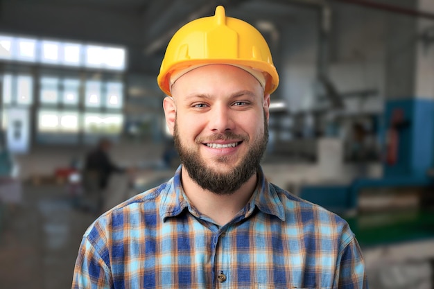 Heureux ingénieur professionnel de l'industrie lourde portant un uniforme et un casque.