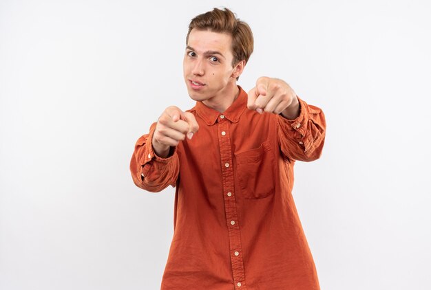 Heureux jeune beau mec portant des points de chemise rouge à huis clos