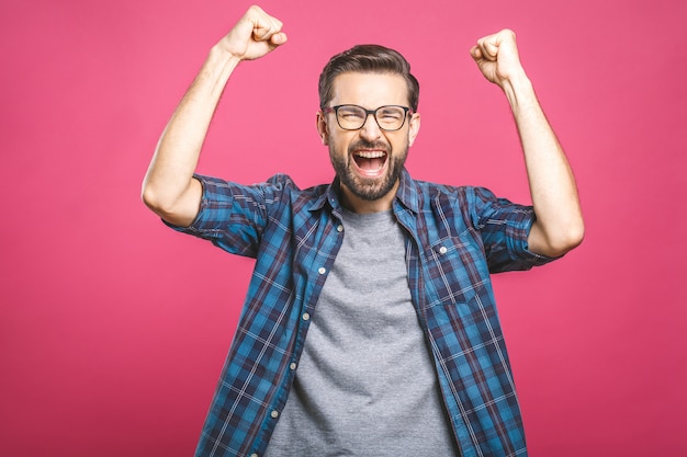 Heureux jeune bel homme faisant des gestes et en gardant la bouche ouverte