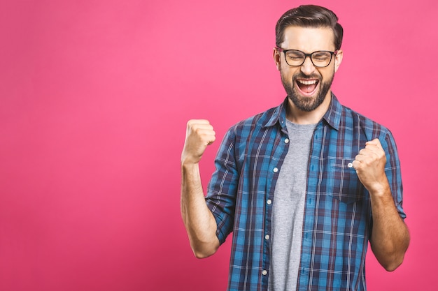 Heureux jeune bel homme faisant des gestes et en gardant la bouche ouverte