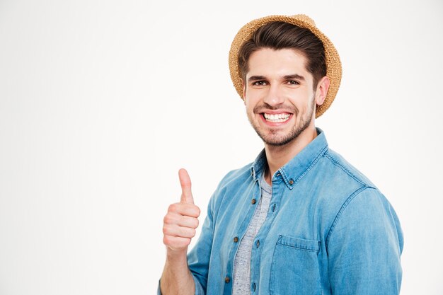 Heureux jeune bel homme montrant un signe d'accord isolé sur fond blanc