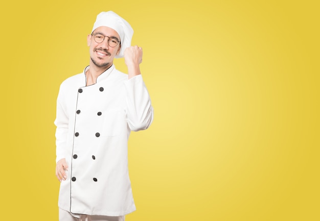 Heureux jeune chef faisant un geste compétitif