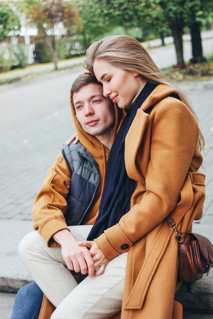 Heureux jeune couple amoureux amis adolescents habillés en tenue décontractée ensemble sur la rue de la ville en saison froide