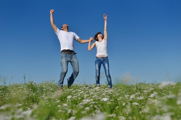 heureux jeune couple amoureux avoir de la romance et s'amuser au champ de blé en été