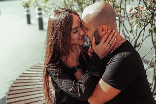 Heureux jeune couple amoureux câlins et bisous dans la rue