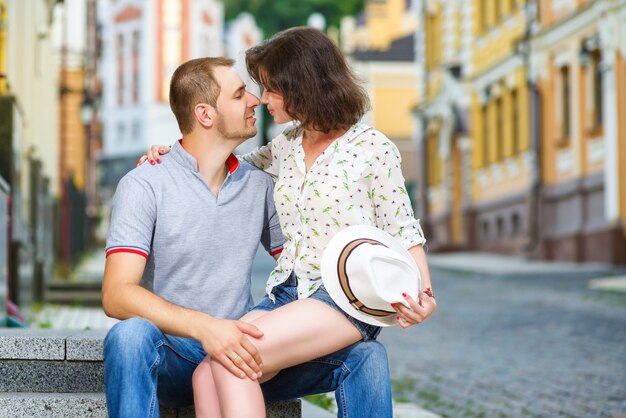 Heureux jeune couple amoureux étreignant à la ville