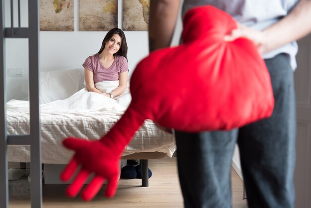 Heureux jeune couple amoureux se surprenant avec des cadeaux