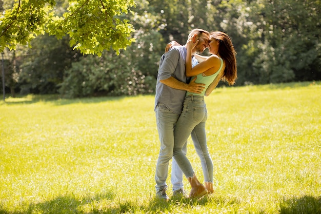 Heureux jeune couple amoureux sur le terrain en herbe