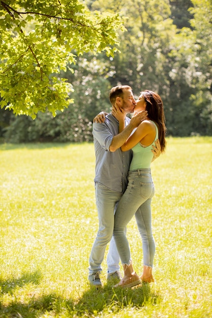 Heureux jeune couple amoureux sur le terrain en herbe