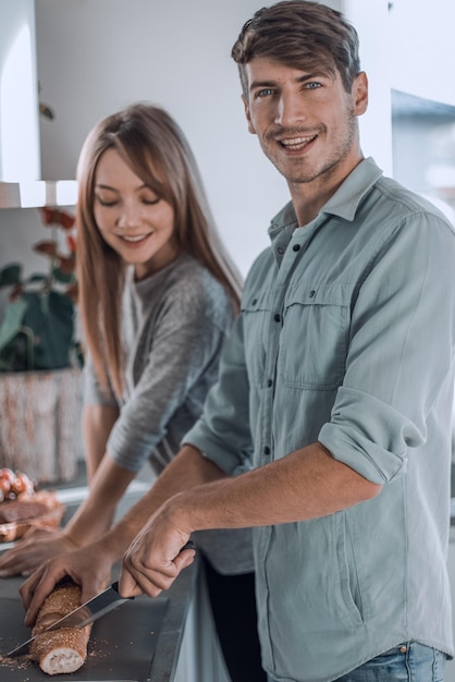 Heureux jeune couple appréciant la cuisine Petit-déjeuner ensemble