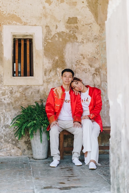 Heureux jeune couple asiatique aime les robes traditionnelles chinoises - Le rouge est la couleur principale de la fête traditionnelle qui comprend le mariage en Chine.