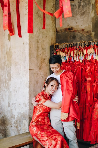 Heureux jeune couple asiatique aime les robes traditionnelles chinoises - Le rouge est la couleur principale de la fête traditionnelle qui comprend le mariage en Chine.