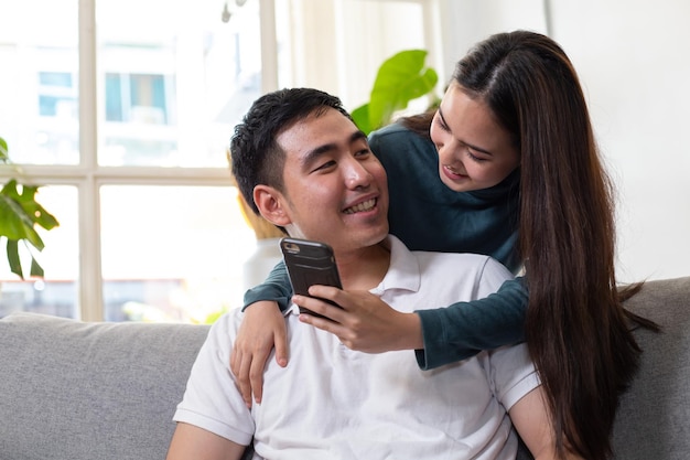 Heureux jeune couple asiatique après le mariage