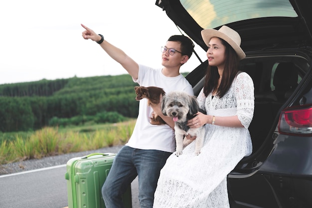 Heureux et jeune couple asiatique, profitant de la vie voyage avec des animaux domestiques.