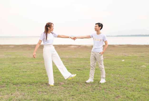 Heureux jeune couple asiatique en t-shirt de mariée et de marié prêt pour se marier et célébrer le mariage