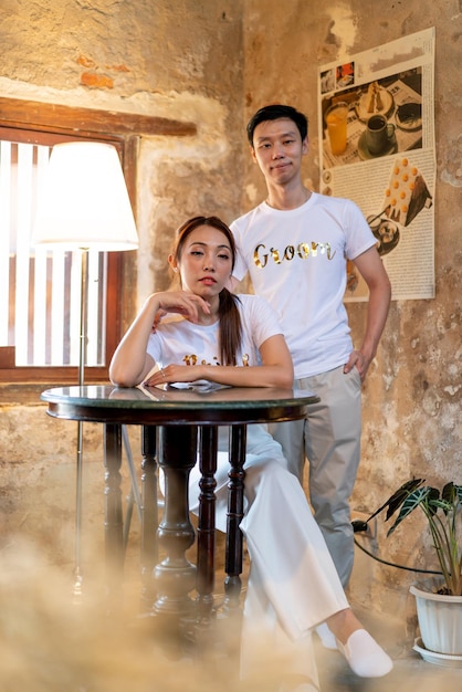 Heureux jeune couple asiatique en t-shirt de mariée et de marié