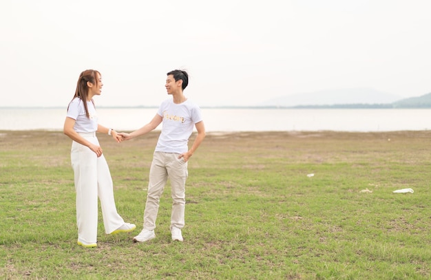 Heureux jeune couple asiatique en t-shirt de mariée et de marié