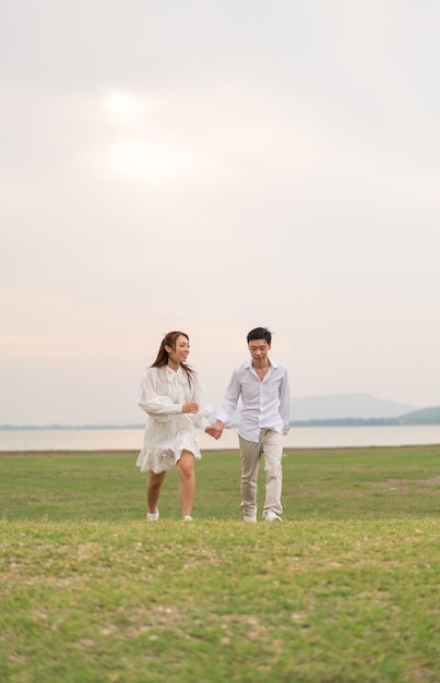 Heureux jeune couple asiatique en vêtements de mariée et de marié