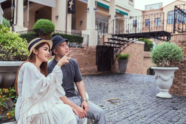 Heureux jeune couple asiatique voyage dans la vieille ville style italiecouples de lune de miel après le mariageConcept de tourisme