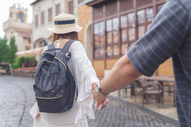 Heureux jeune couple asiatique voyage dans la vieille ville style italiecouples de lune de miel après le mariageToursit conceptfestival de la Saint-Valentin