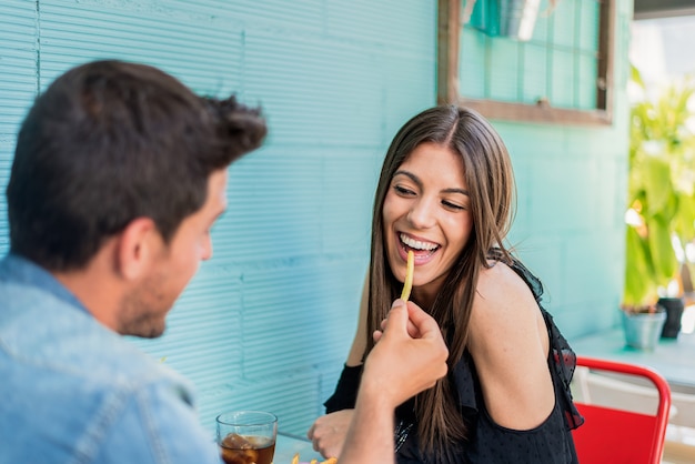 Heureux jeune couple assis dans un restaurant