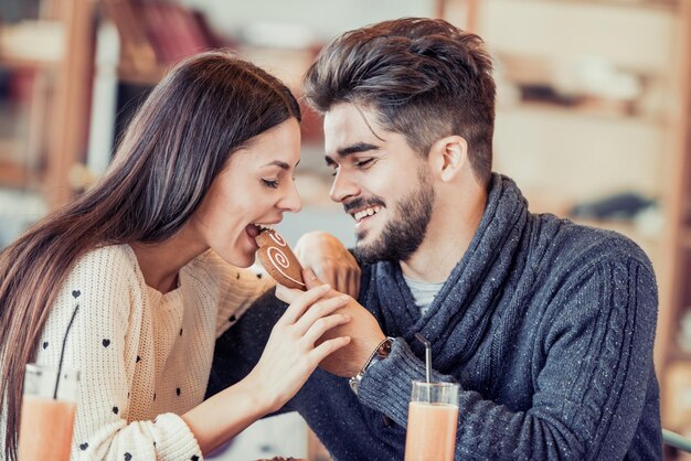 Heureux jeune couple au café