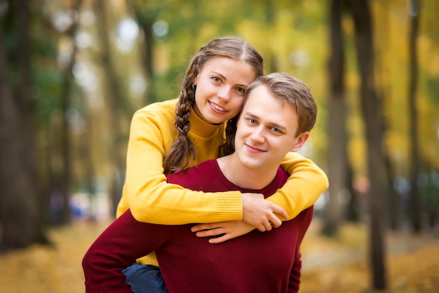 Heureux jeune couple en automne parc