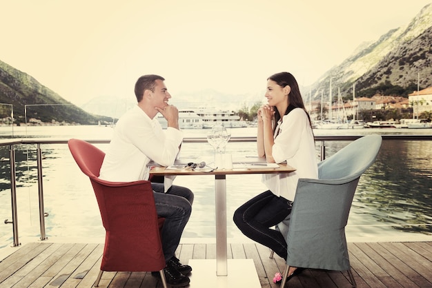 heureux jeune couple ayant lanché dans un beau restaurant sur la plage