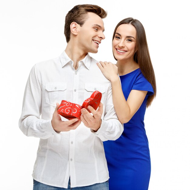 Heureux jeune couple avec cadeau de Saint Valentin