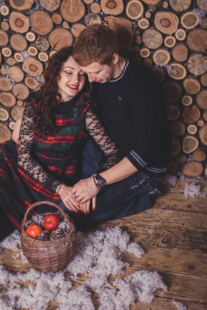 heureux jeune couple célèbre les vacances du nouvel an