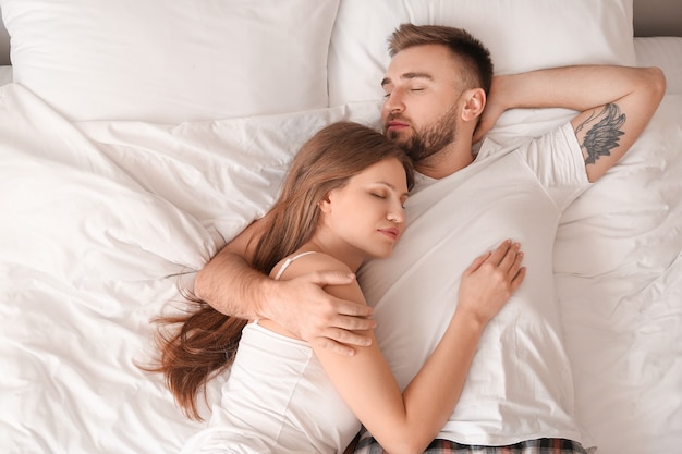 Heureux jeune couple dans la chambre